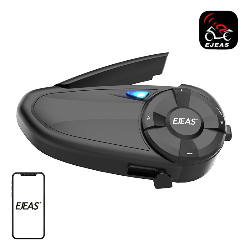 Egy fekete EJEAS motoros headset kék fénnyel és okostelefonos alkalmazással.