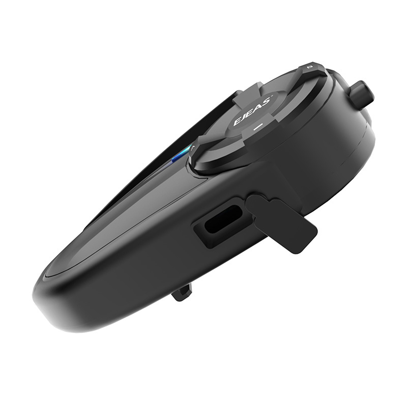 Egy fekete EJEAS motoros sisak headset kék fénnyel.
