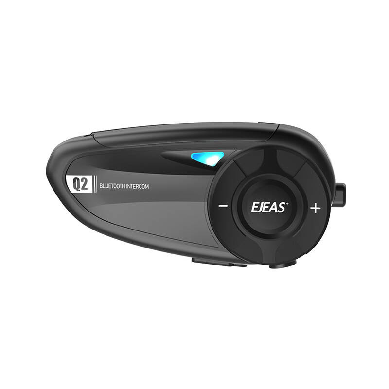 Egy fekete motoros sisak Bluetooth kaputelefon kék LED-del és gombokkal.