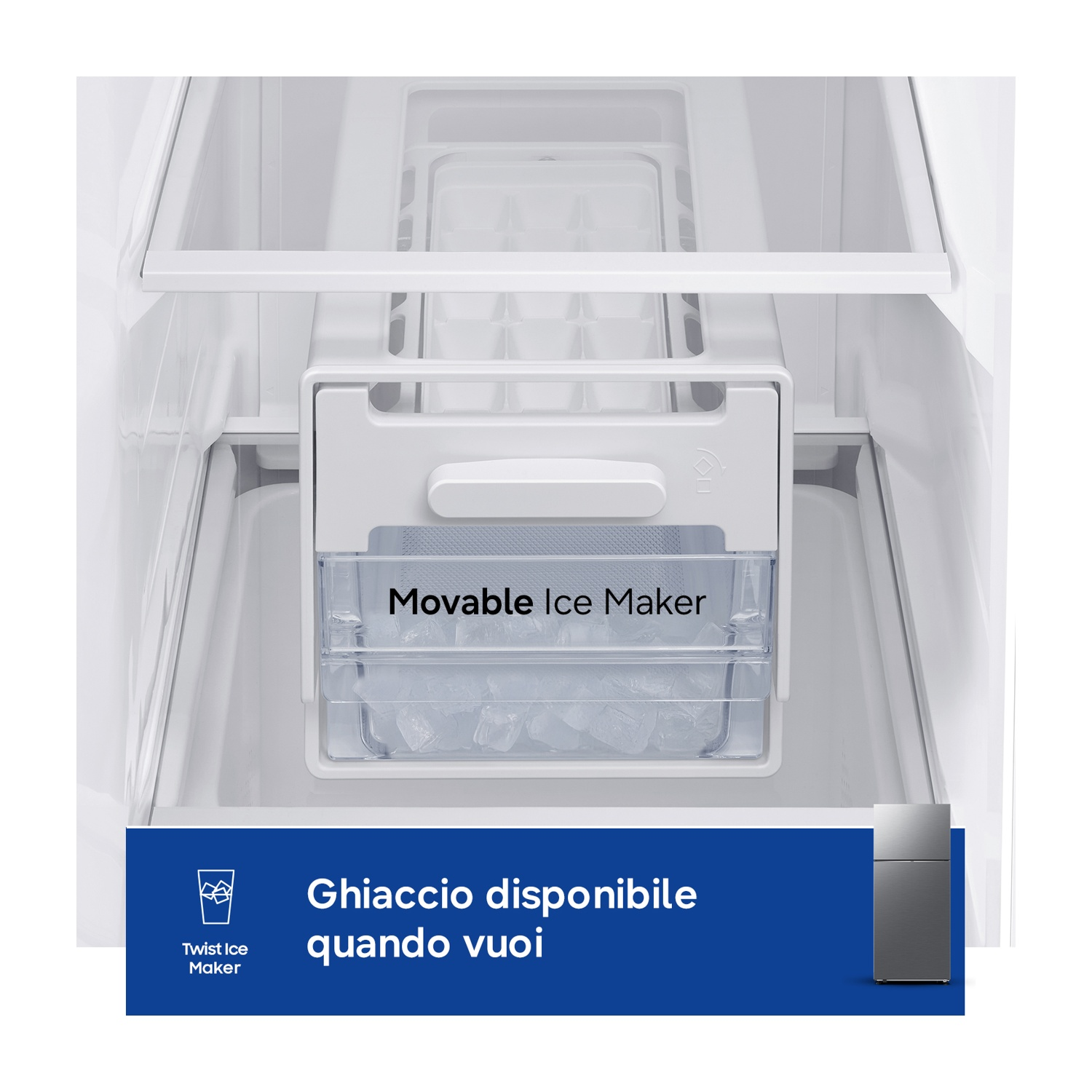 Interno bianco del frigorifero con una vaschetta per il ghiaccio mobile contenente cubetti.