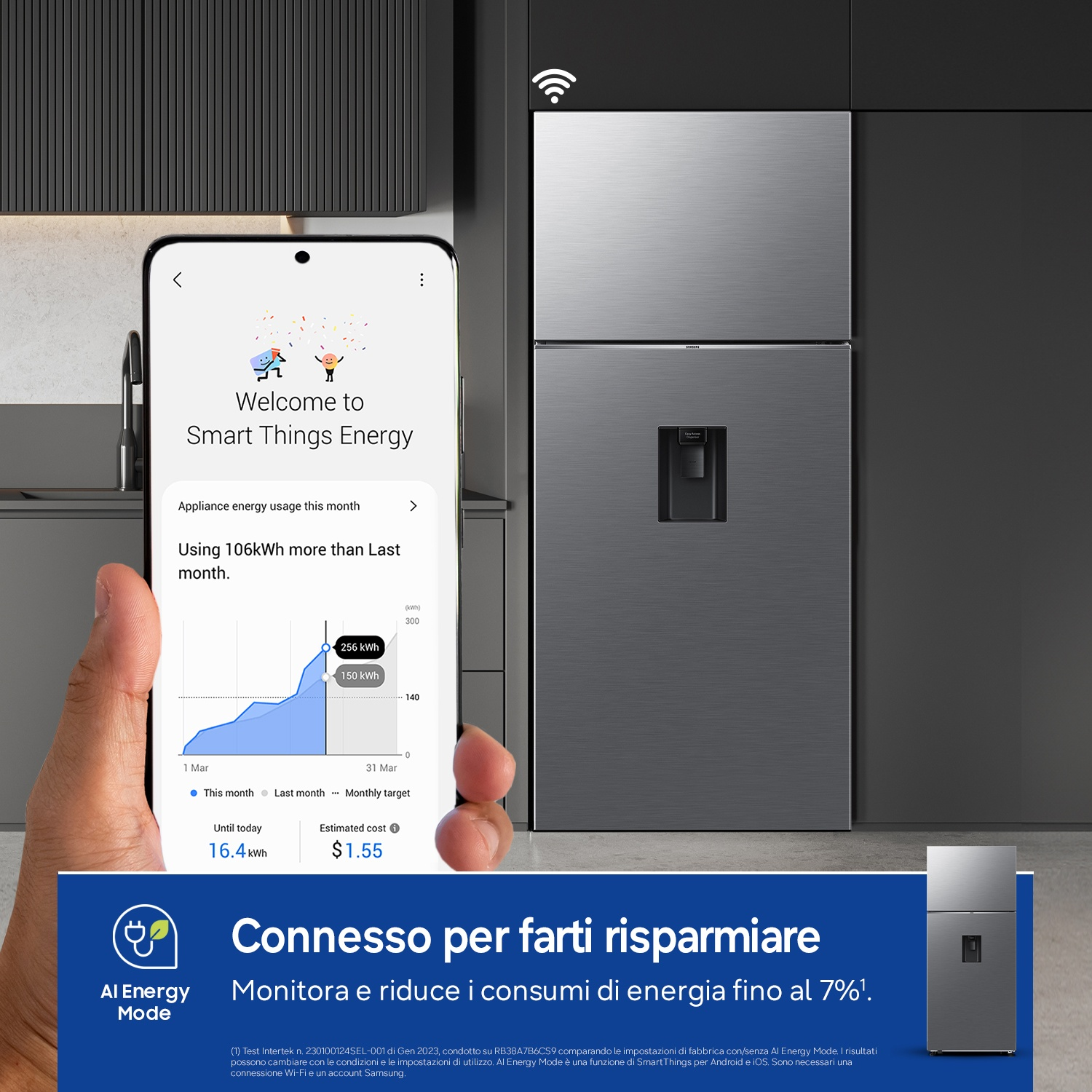 Uno smartphone mostra i dati di consumo energetico di un frigorifero. Accanto c'è un frigorifero.