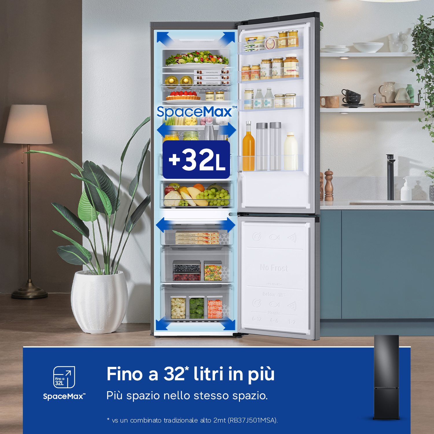 Frigorifero aperto con cibo ed etichetta "+32L SpaceMax".