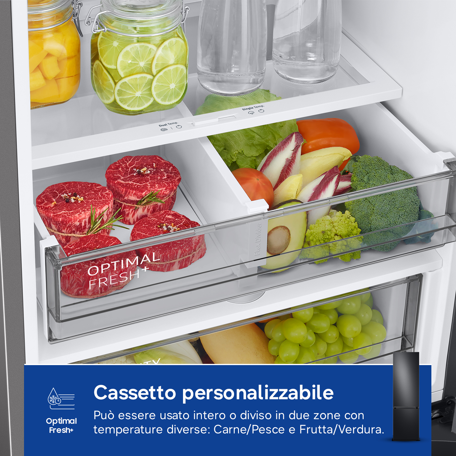Cassetti del frigorifero con carne, frutta, verdura e fettine di lime nei barattoli.