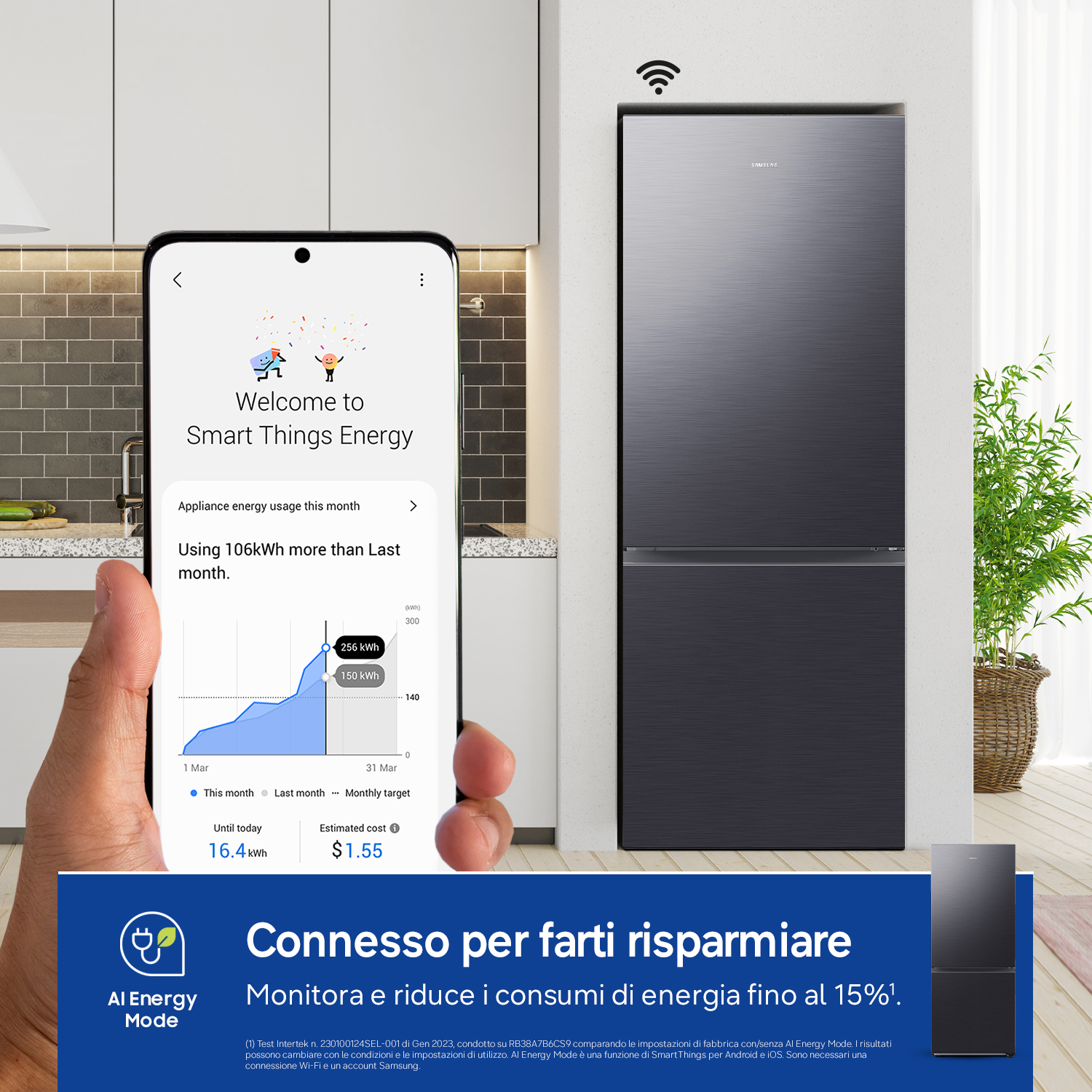 Uno smartphone mostra i consumi energetici del frigorifero. A destra, un frigorifero argentato.