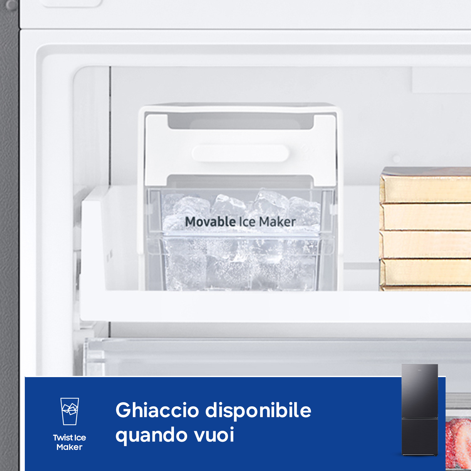 Vista interna di un frigorifero con un distributore di ghiaccio mobile pieno di cubetti.