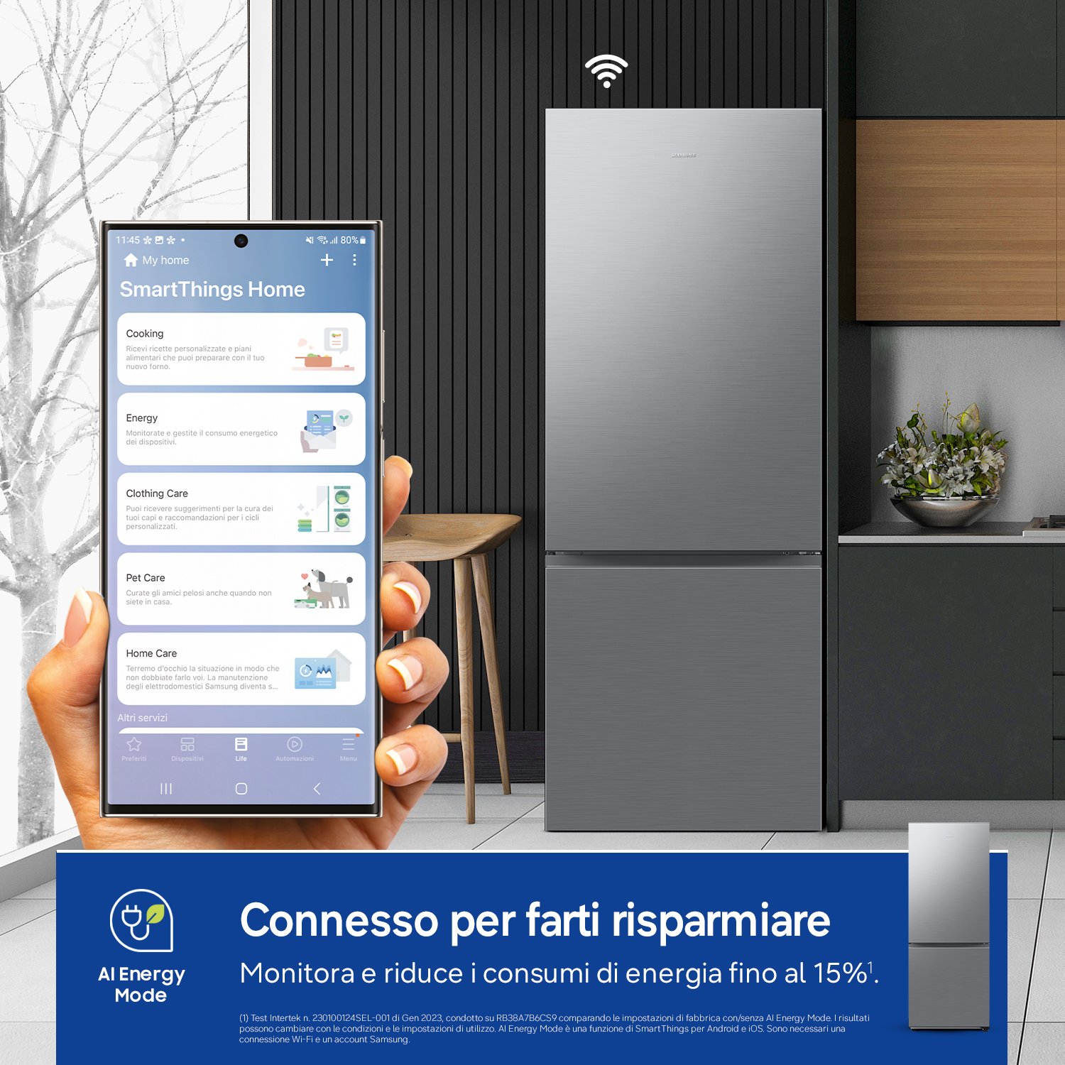 Uno smartphone mostra l'app SmartThings Home accanto a un frigorifero argentato.