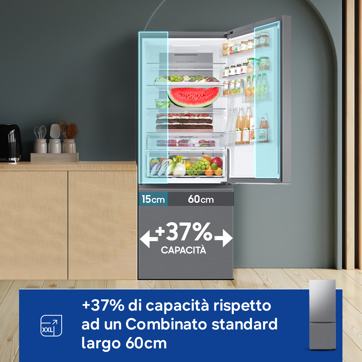 Frigorifero aperto con cibo e dimensioni. 37% di capacità in più.