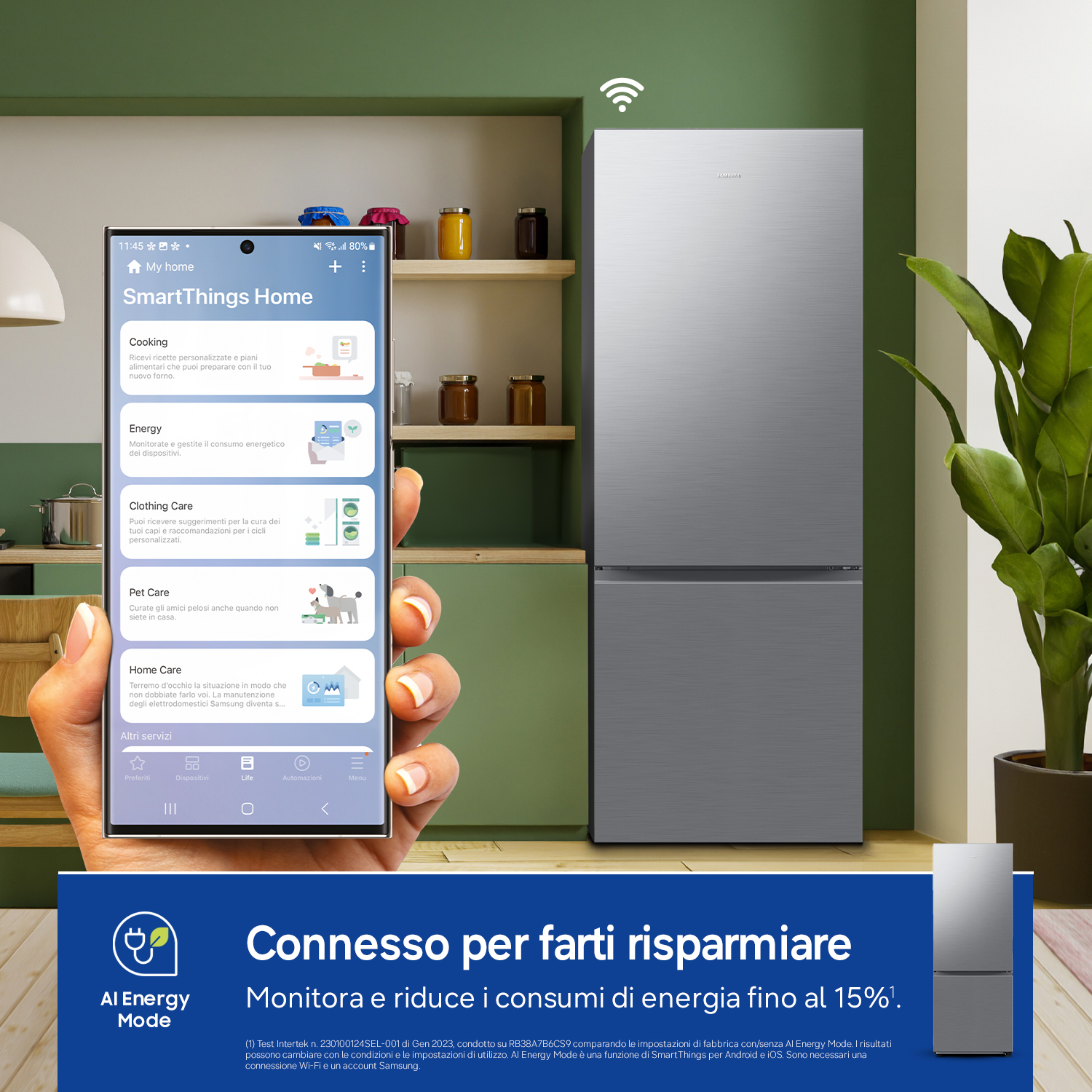Un telefono mostra l'app SmartThings con opzioni energetiche vicino a un frigorifero.