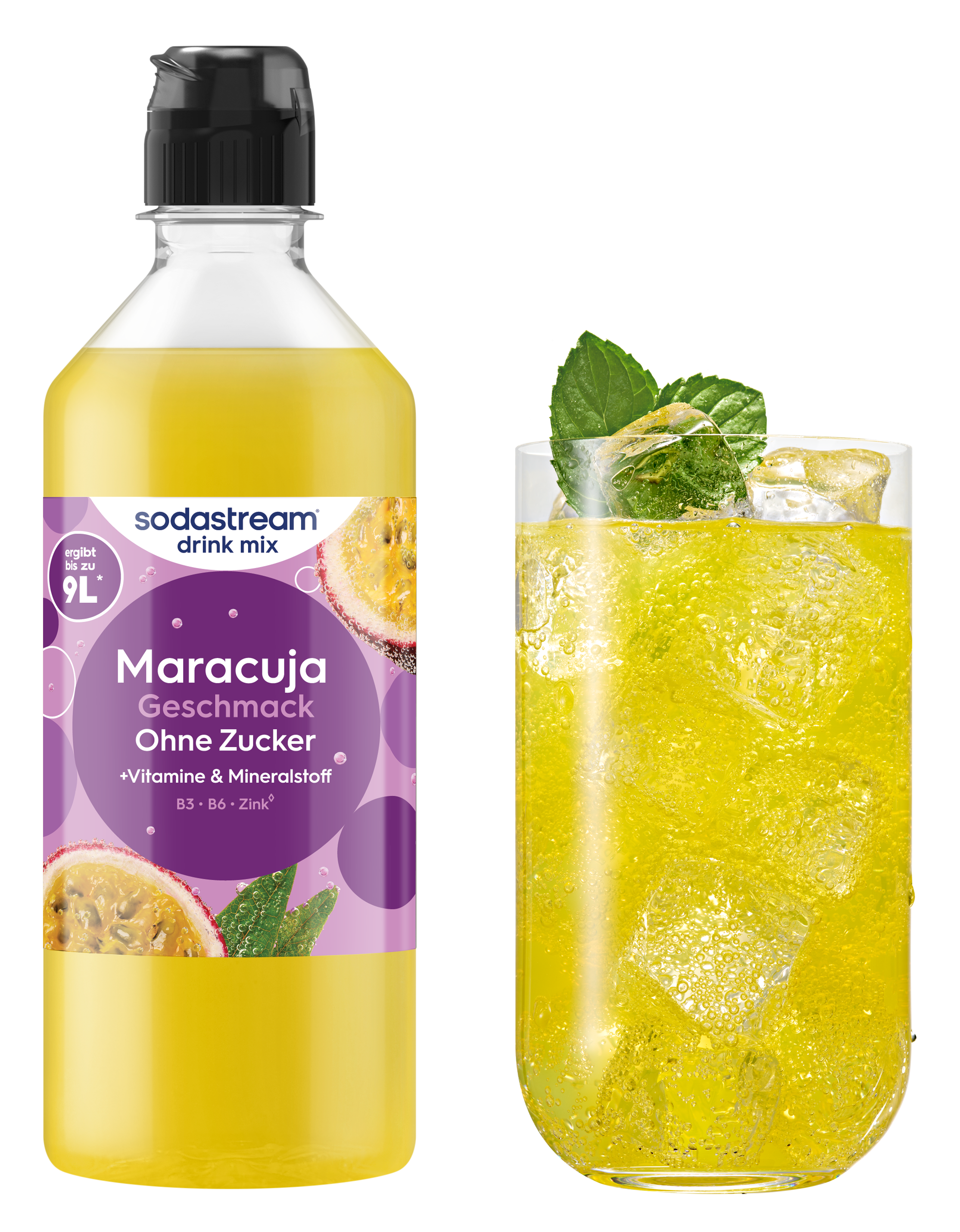 Flasche Sodastream Maracuja Sirup und ein Glas mit Getränk, Eiswürfeln und Minze.