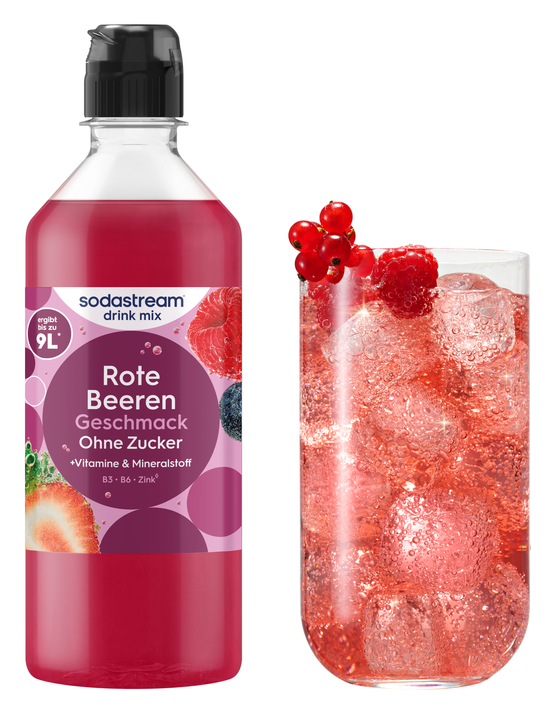 Eine Flasche Sodastream Rote Beeren Sirup neben einem Glas mit Eiswürfeln und Beeren.