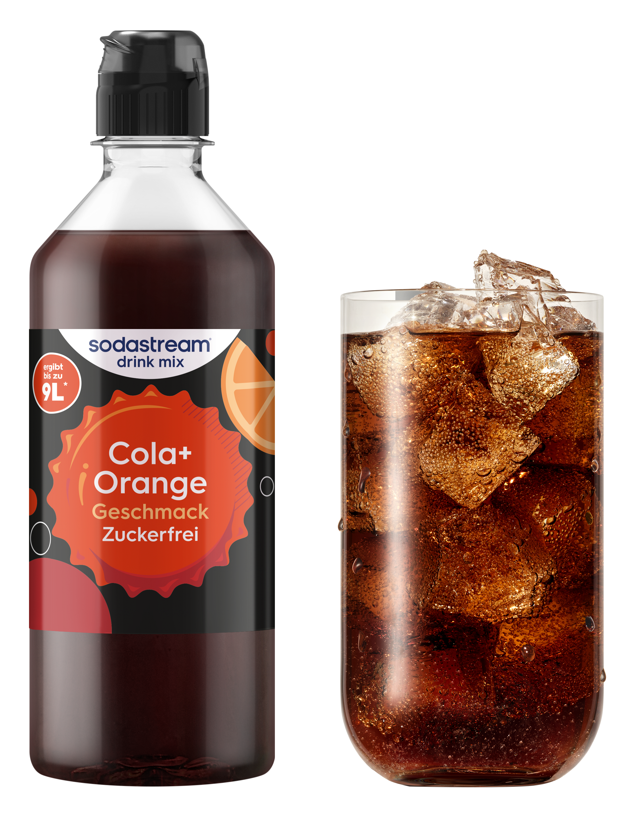 Eine Flasche Sodastream Cola+Orange Sirup neben einem Glas mit Eiswürfeln und dunkler Brause.