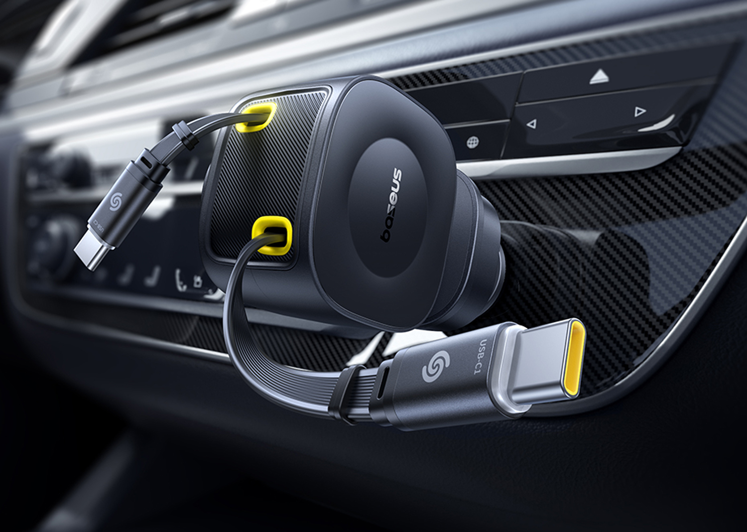 Un cargador de coche negro con detalles amarillos y cables USB-C en un coche.