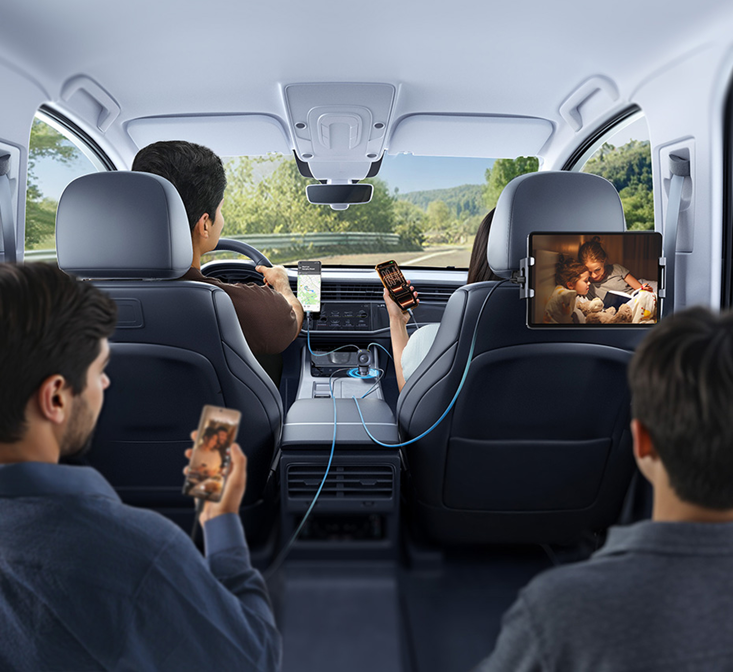Vista interior de un coche con cuatro personas usando teléfonos y una tablet.