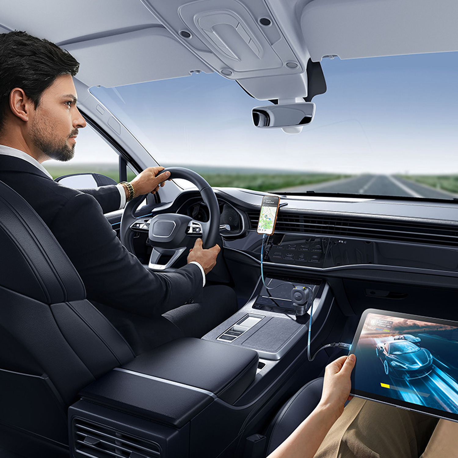Hombre conduce coche, sujeta volante, teléfono y tablet con juego carreras.
