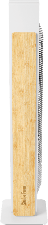 Ein schlanker, weißer Turmventilator mit einem vertikalen Holzakzent und dem Schriftzug Stadler Form.