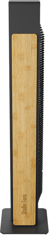 Ein schlanker schwarzer Turmventilator mit Bambusfront und Lüftungsschlitzen.
