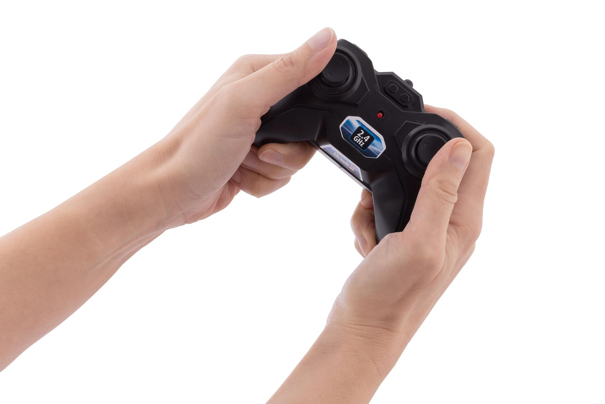 Zwei Hände halten eine schwarze Fernbedienung mit einem blauen 2,4-GHz-Aufkleber.
