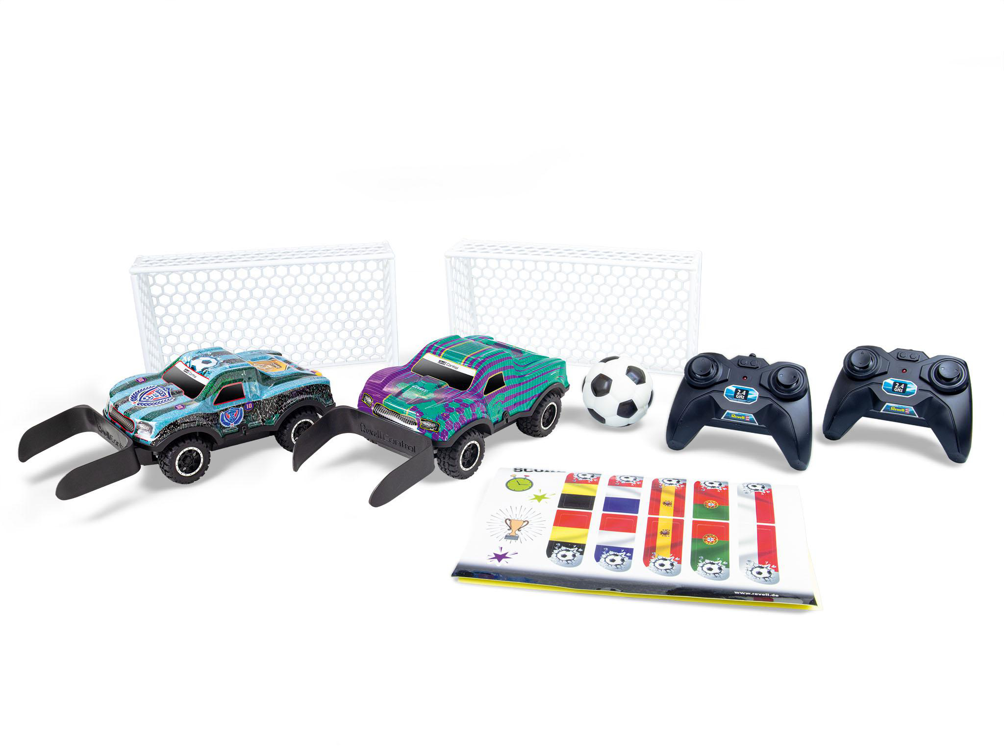 Zwei ferngesteuerte Autos mit Fußball-Thema, Ball, Fernbedienungen und Tornetzen.