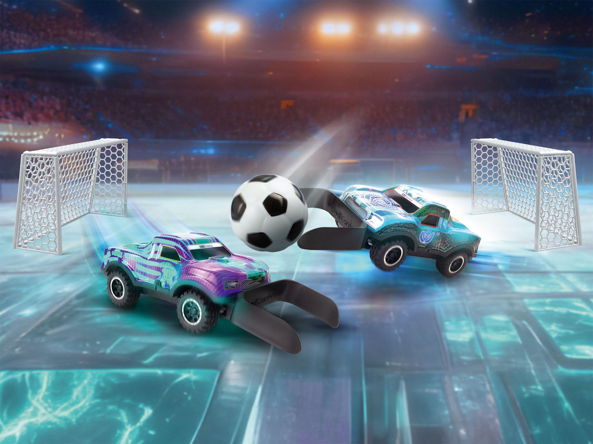 Zwei ferngesteuerte Autos spielen Fußball in einer Arena mit Toren.
