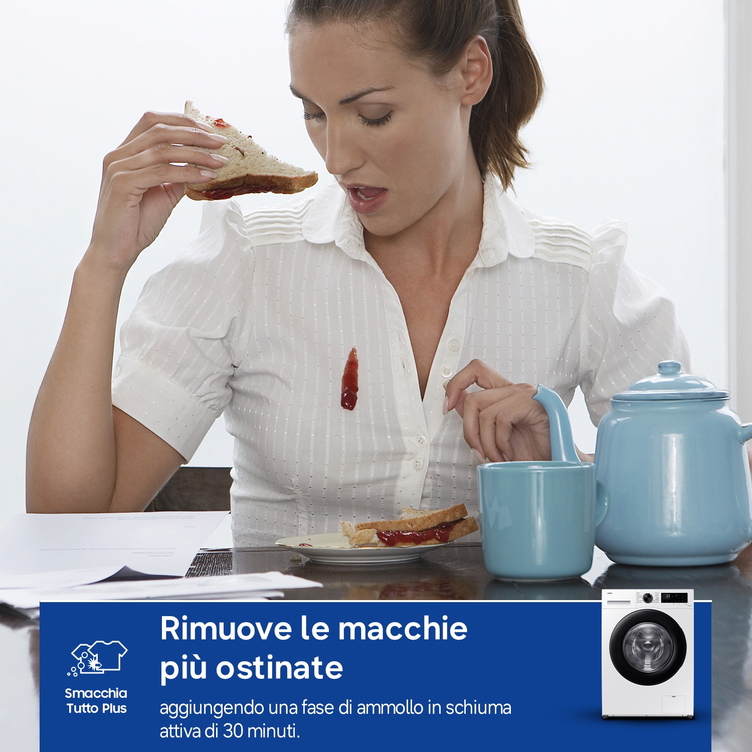 Una donna guarda una macchia rossa sulla sua camicetta bianca.