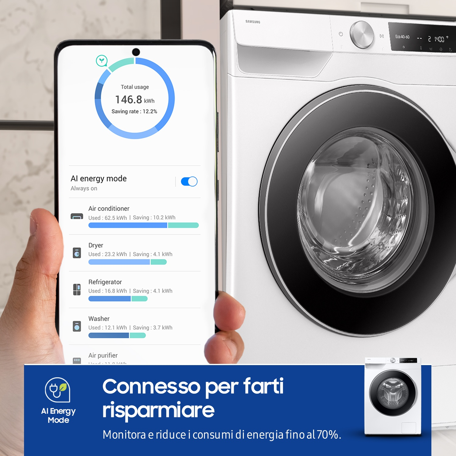 Una mano tiene uno smartphone con un'app di consumo energetico accanto a una lavatrice.