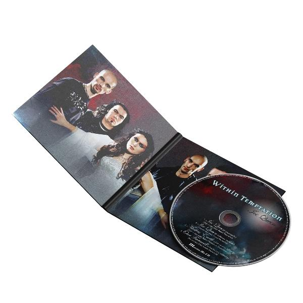 Eine CD-Hülle mit vier Personen auf dem Cover und einer CD daneben.