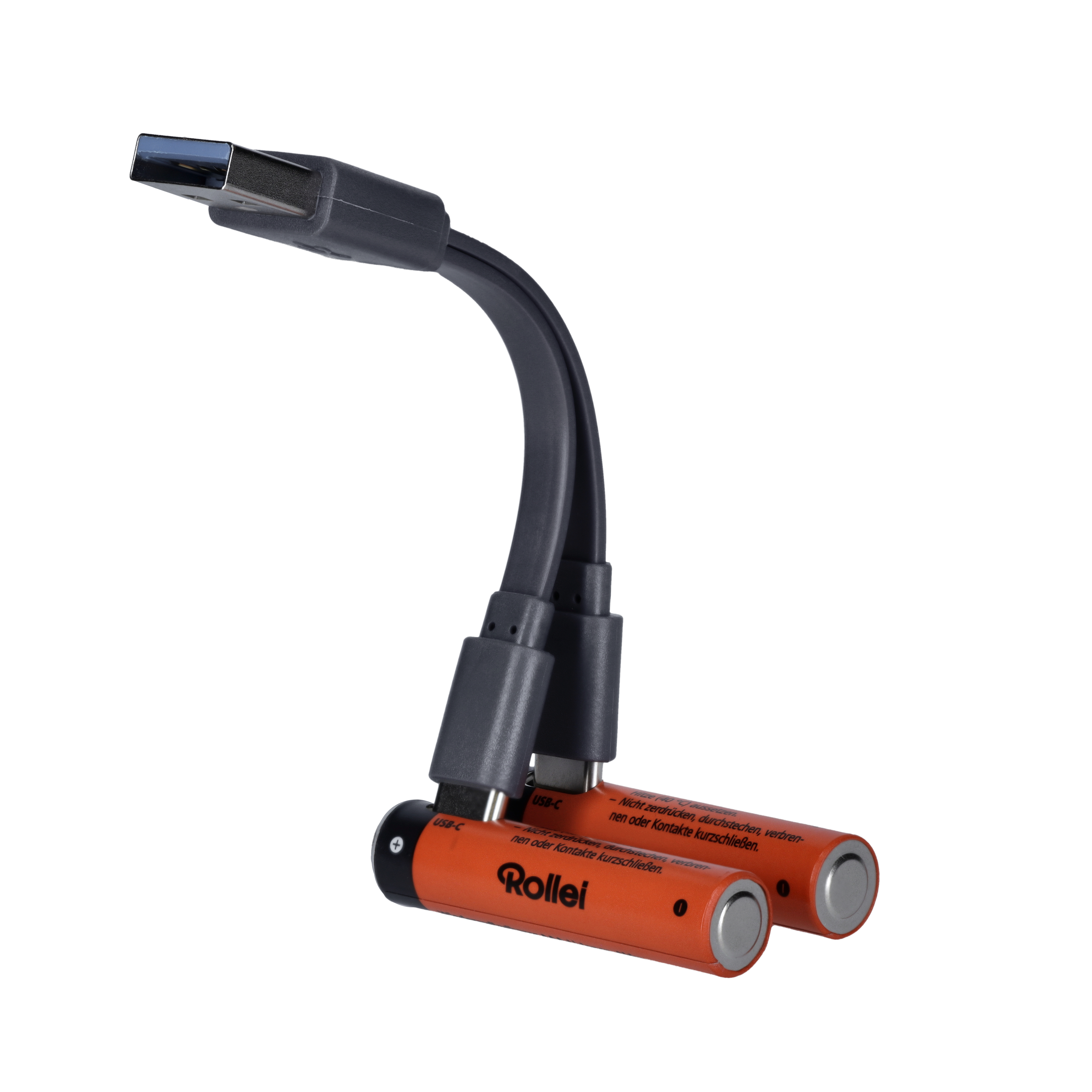 Zwei orangefarbene Rollei Akkus mit USB-C-Anschluss und einem USB-A-Stecker.