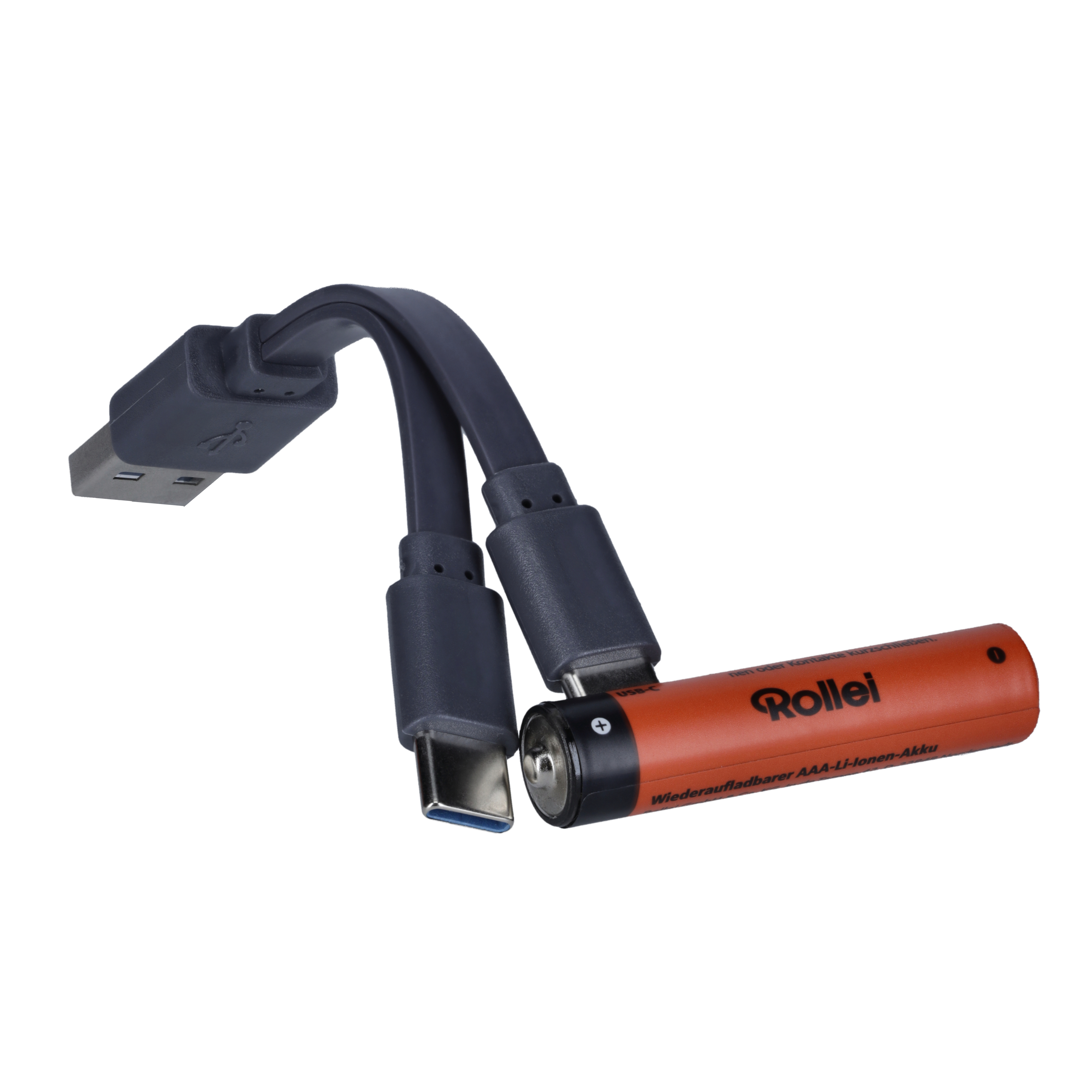Ein oranges Rollei AAA Akku mit USB-C Ladekabel und USB-A Stecker.