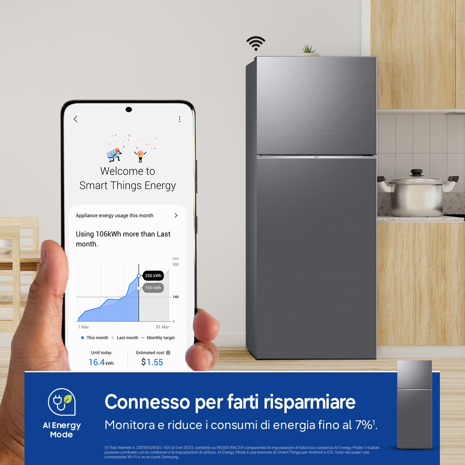 Uno smartphone mostra l'app Smart Things Energy con grafico consumi e un frigorifero sullo sfondo.
