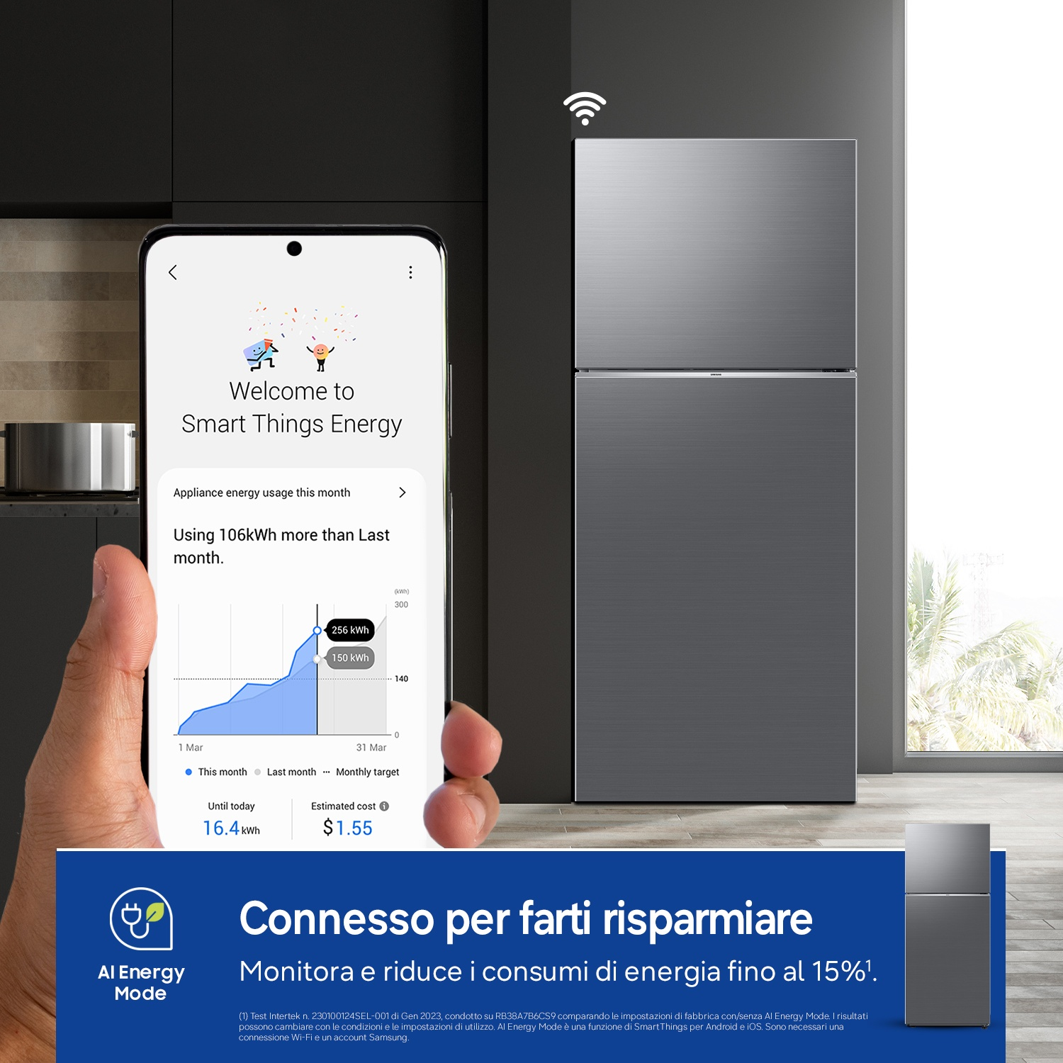Uno smartphone mostra l'app di consumo energetico con un frigorifero sullo sfondo.