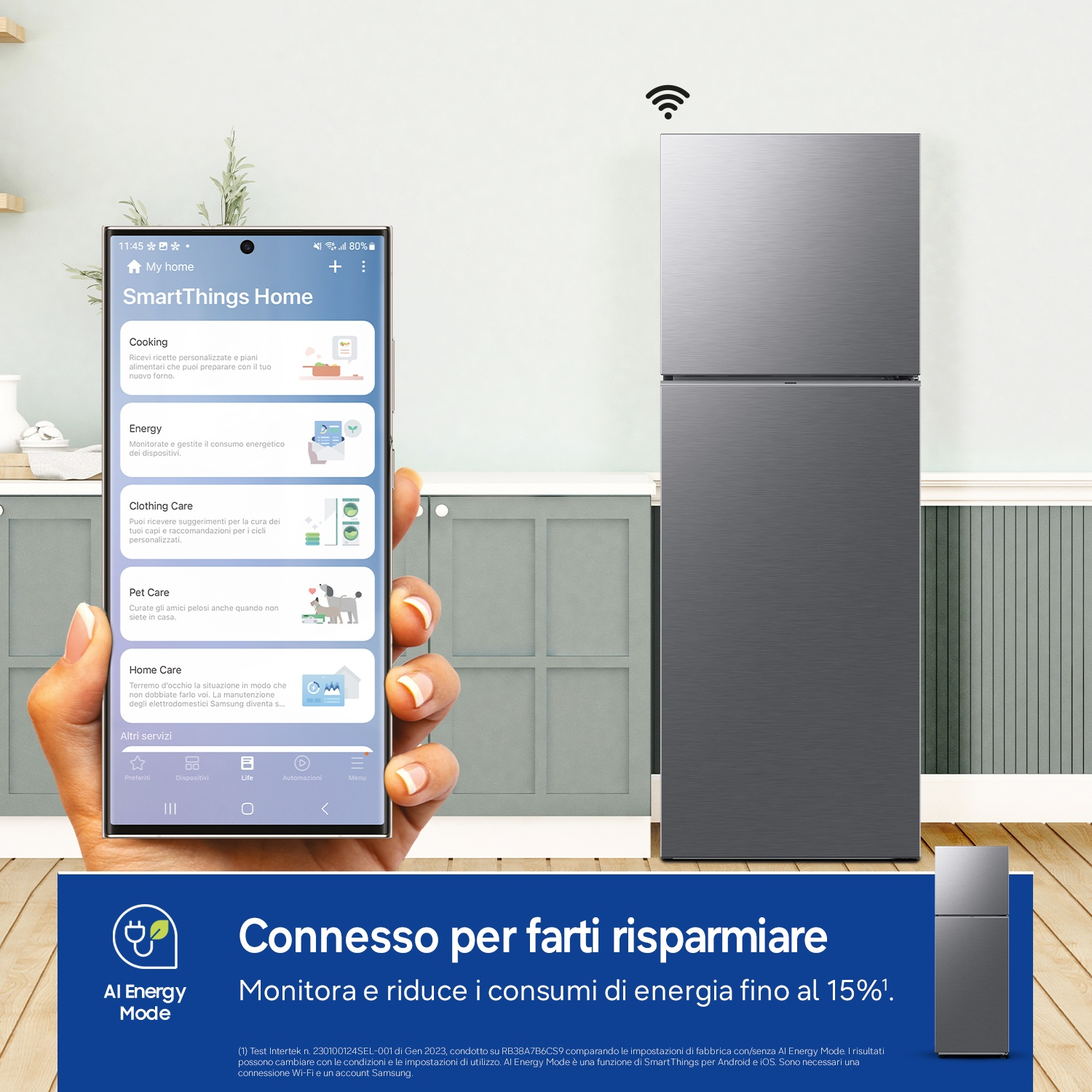 Uno smartphone mostra l'app SmartThings Home davanti a un frigorifero argento con icona Wi-Fi.
