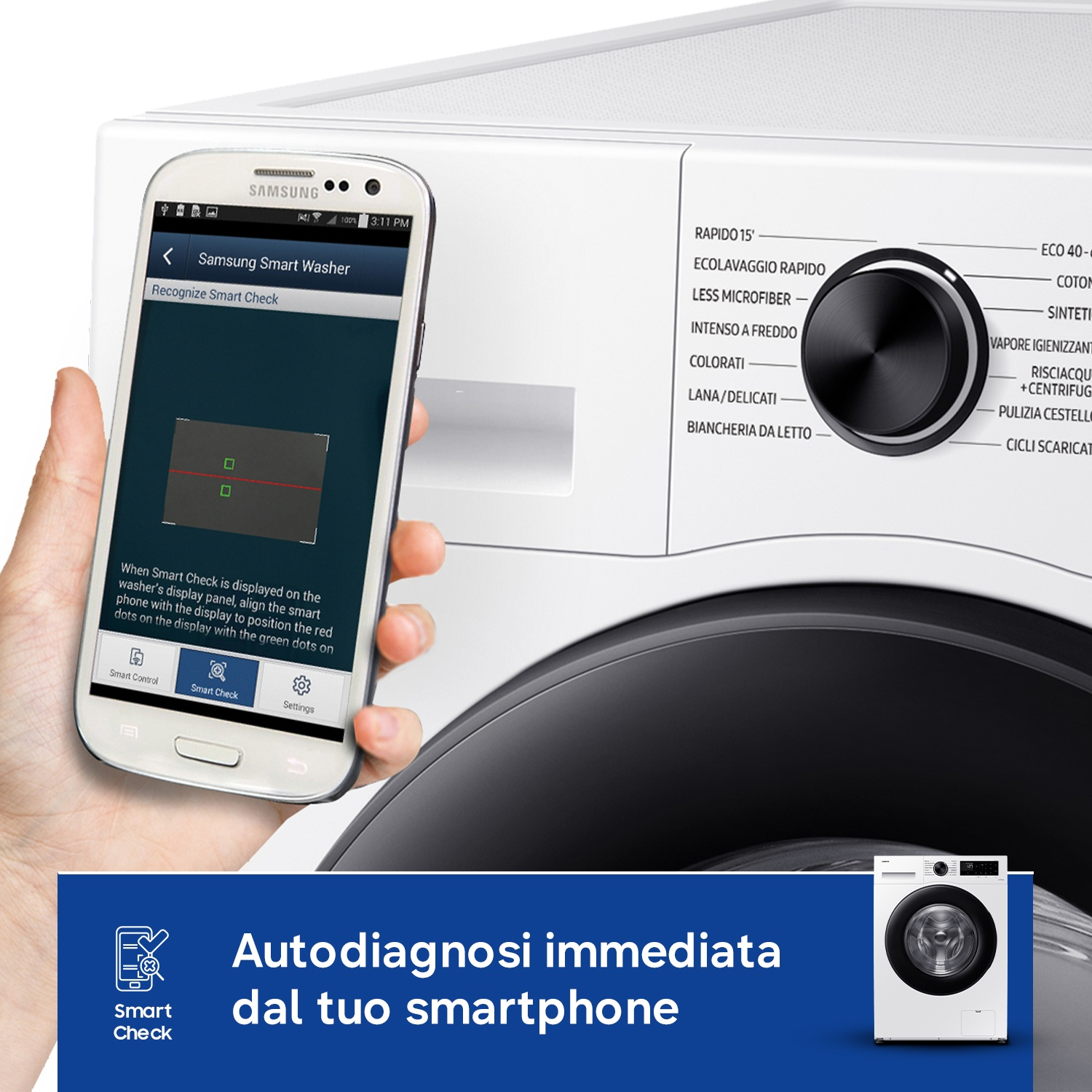 Una mano tiene uno smartphone Samsung davanti a una lavatrice bianca. Il telefono mostra l'app 'Smart Washer'.