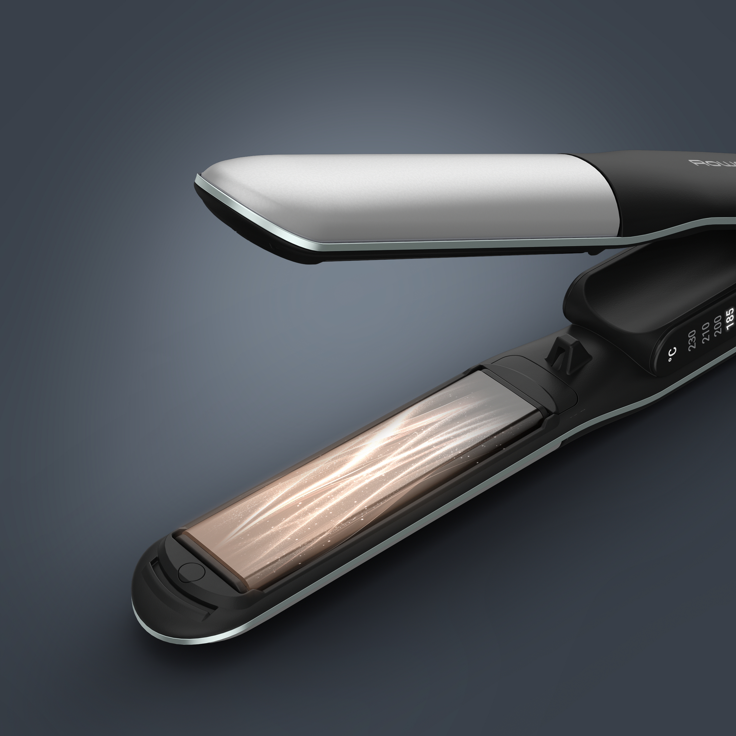 Plancha de pelo negra con detalles plateados y placas brillantes, sobre fondo gris.