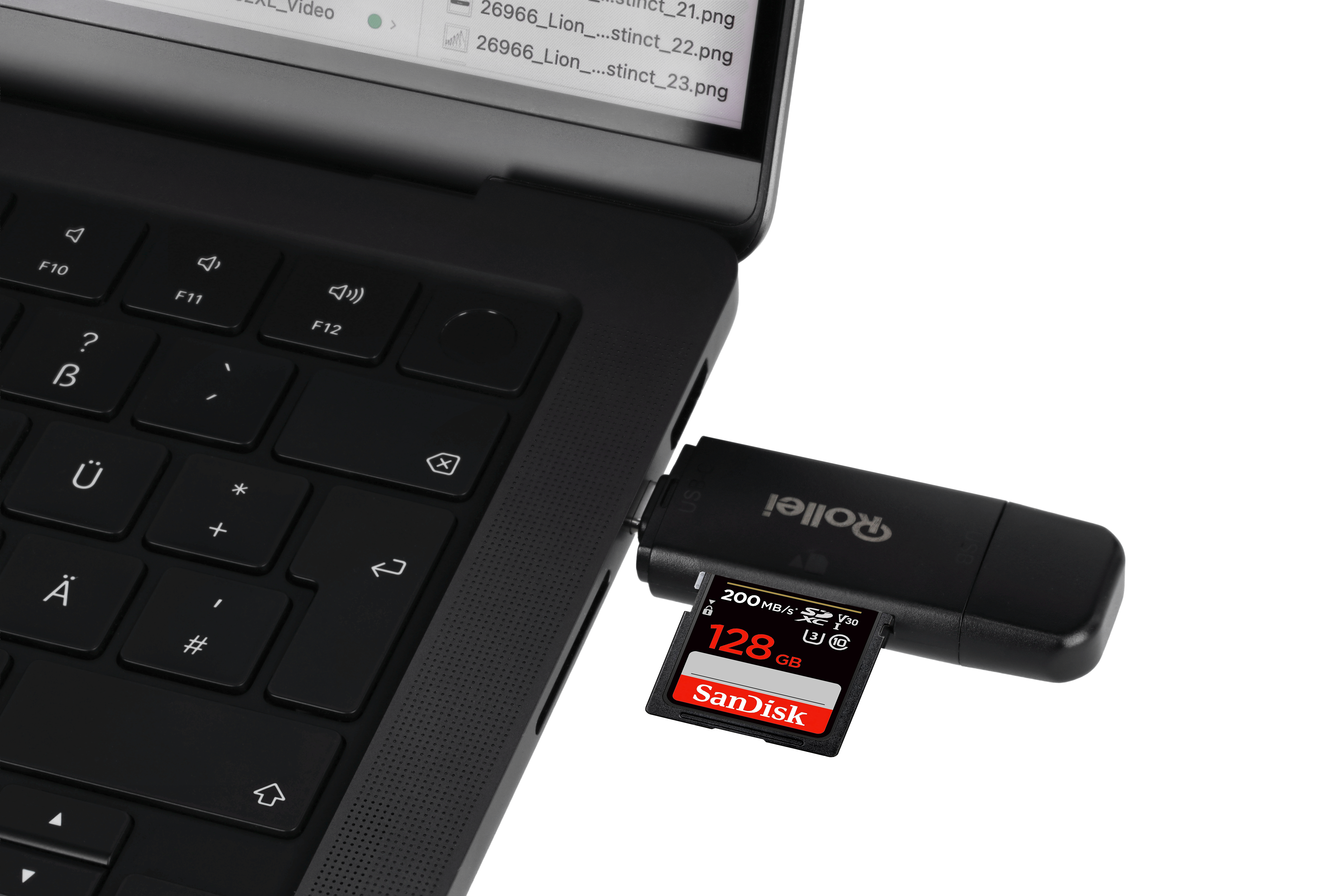 SD-Karte mit 128 GB und Rollei-Leser an einem Laptop.