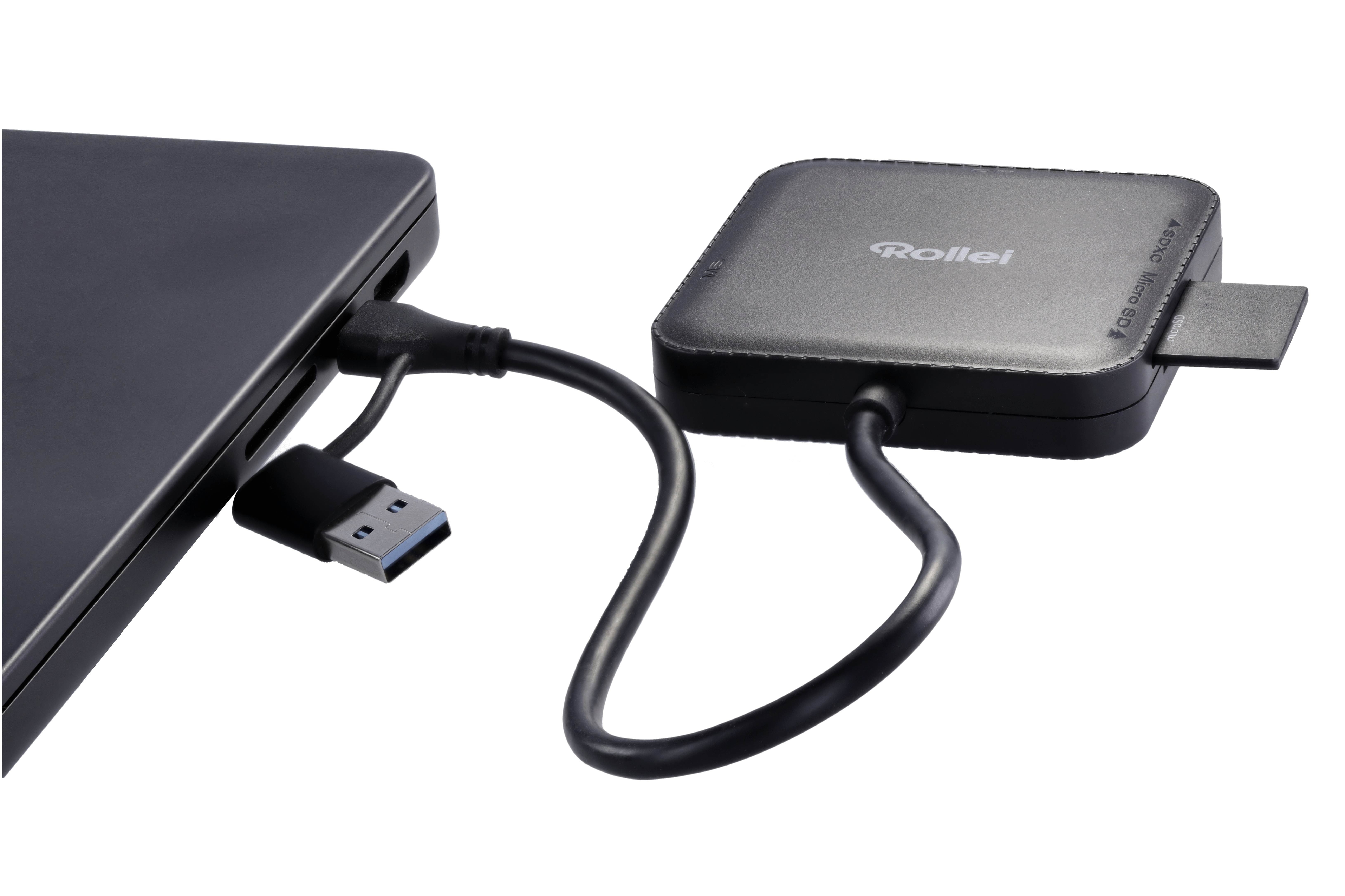 Ein schwarzer Laptop ist mit einem USB-Hub verbunden, in den eine MicroSD-Karte gesteckt ist.