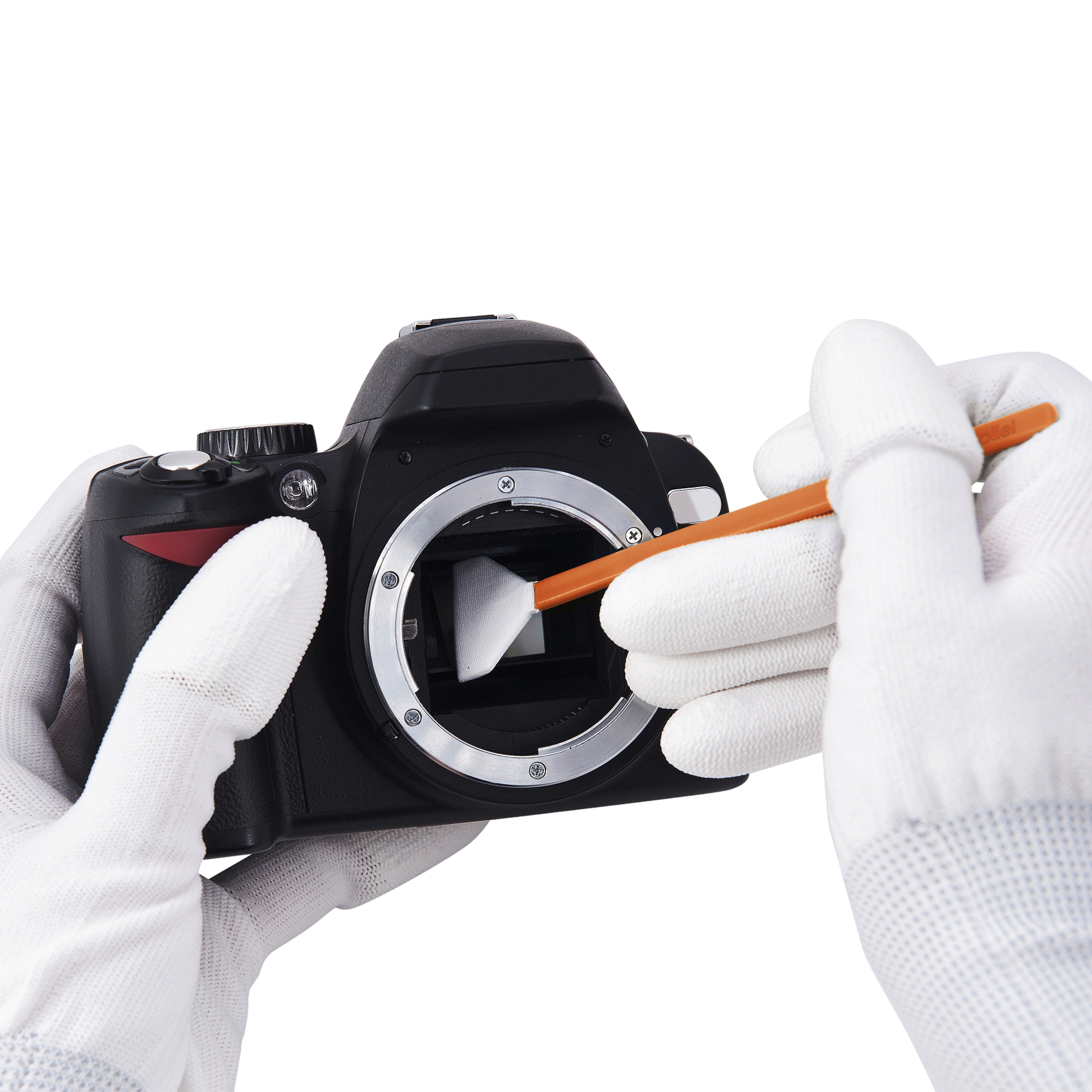 Hände mit weißen Handschuhen reinigen Kamera-Sensor mit orangefarbenem Werkzeug.