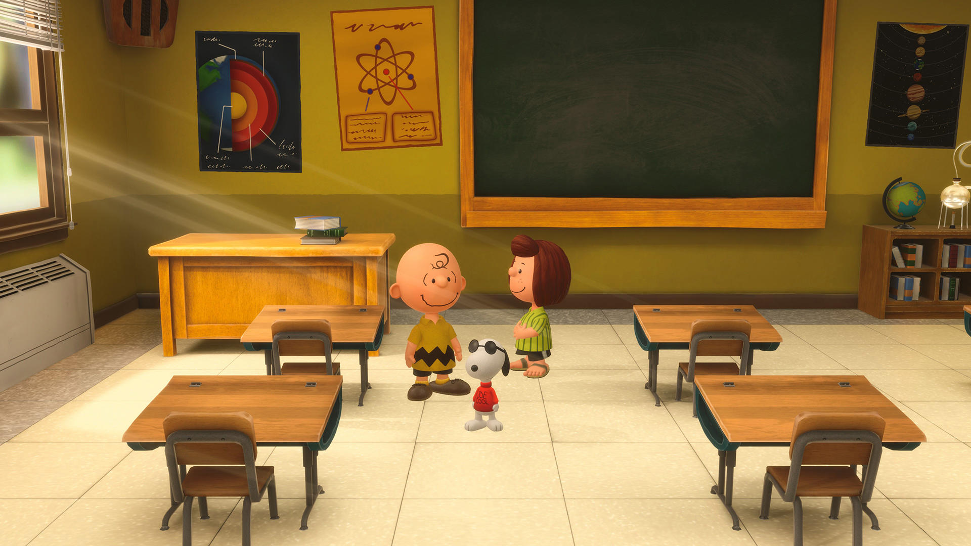 Charlie Brown, Lucy und Snoopy stehen in einem Klassenzimmer vor Schultischen.
