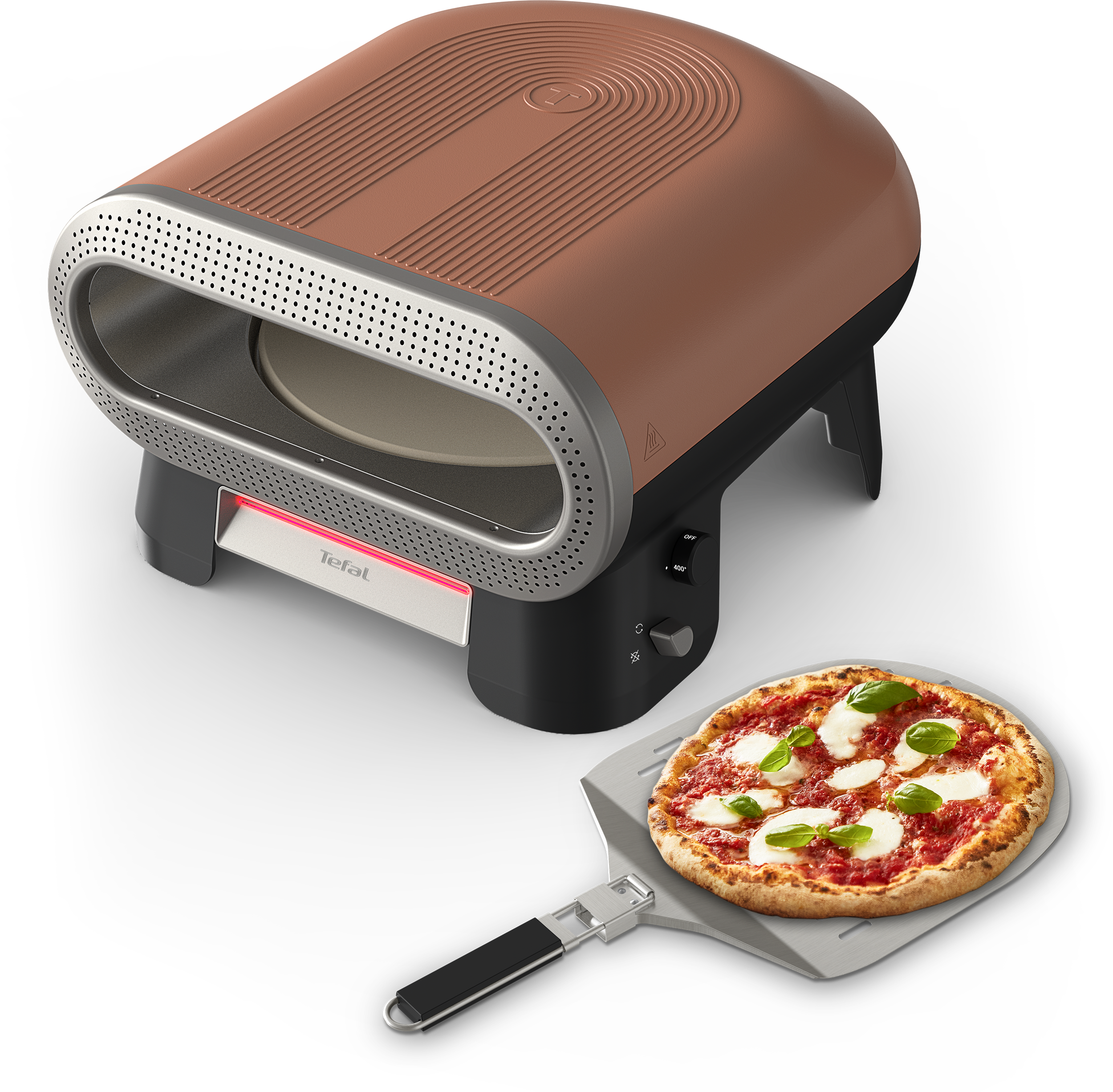 Egy réz színű pizzasütő áll egy margherita pizza mellett egy pizzaszedő lapáton.
