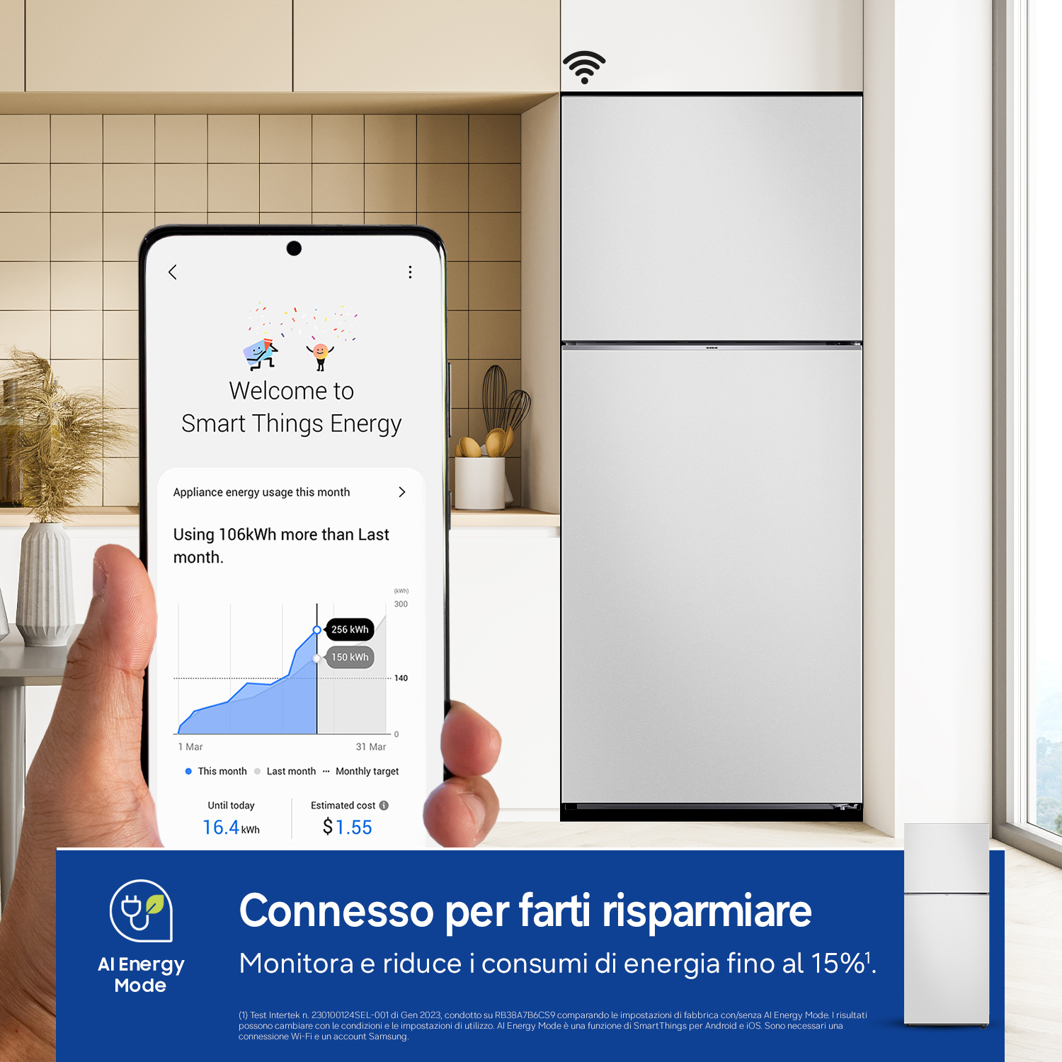 Uno smartphone mostra un'app di monitoraggio energetico accanto a un frigorifero bianco.