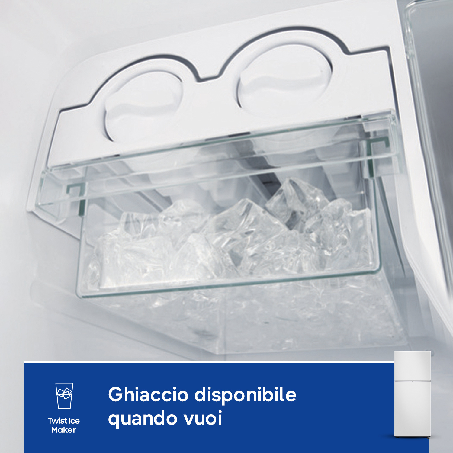 Contenitore del ghiaccio pieno di cubetti con frigorifero sullo sfondo.