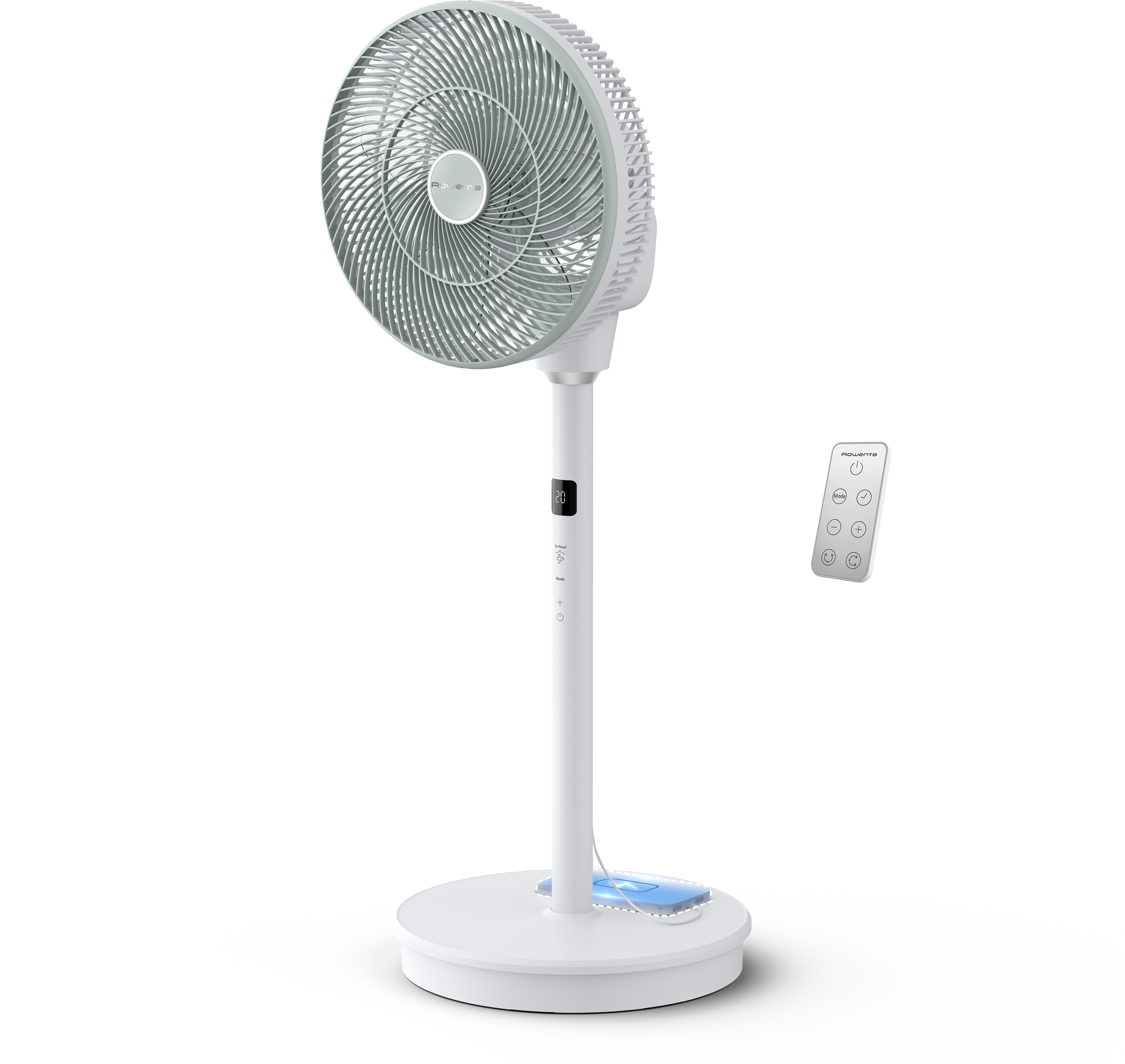 Fehér álló ventilátor távirányítóval és okostelefon töltővel az alján.