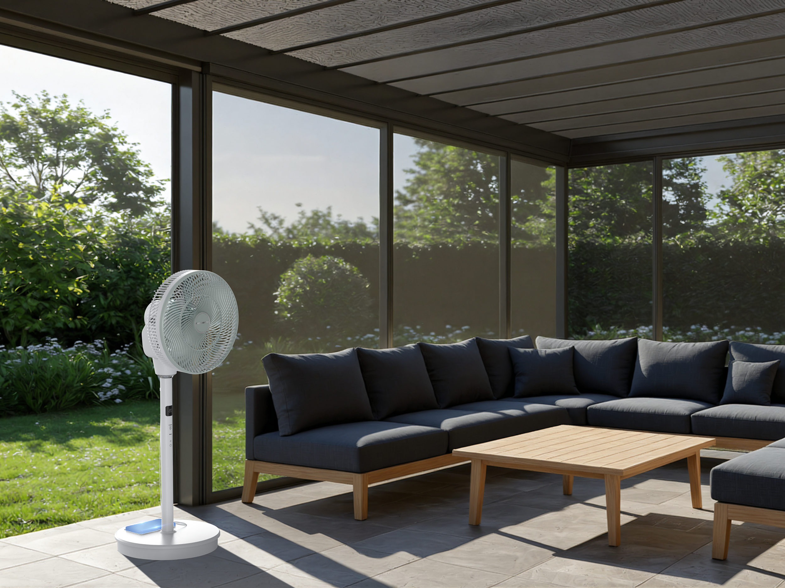 Egy fehér ventilátor áll egy kanapé és faasztal mellett a teraszon.
