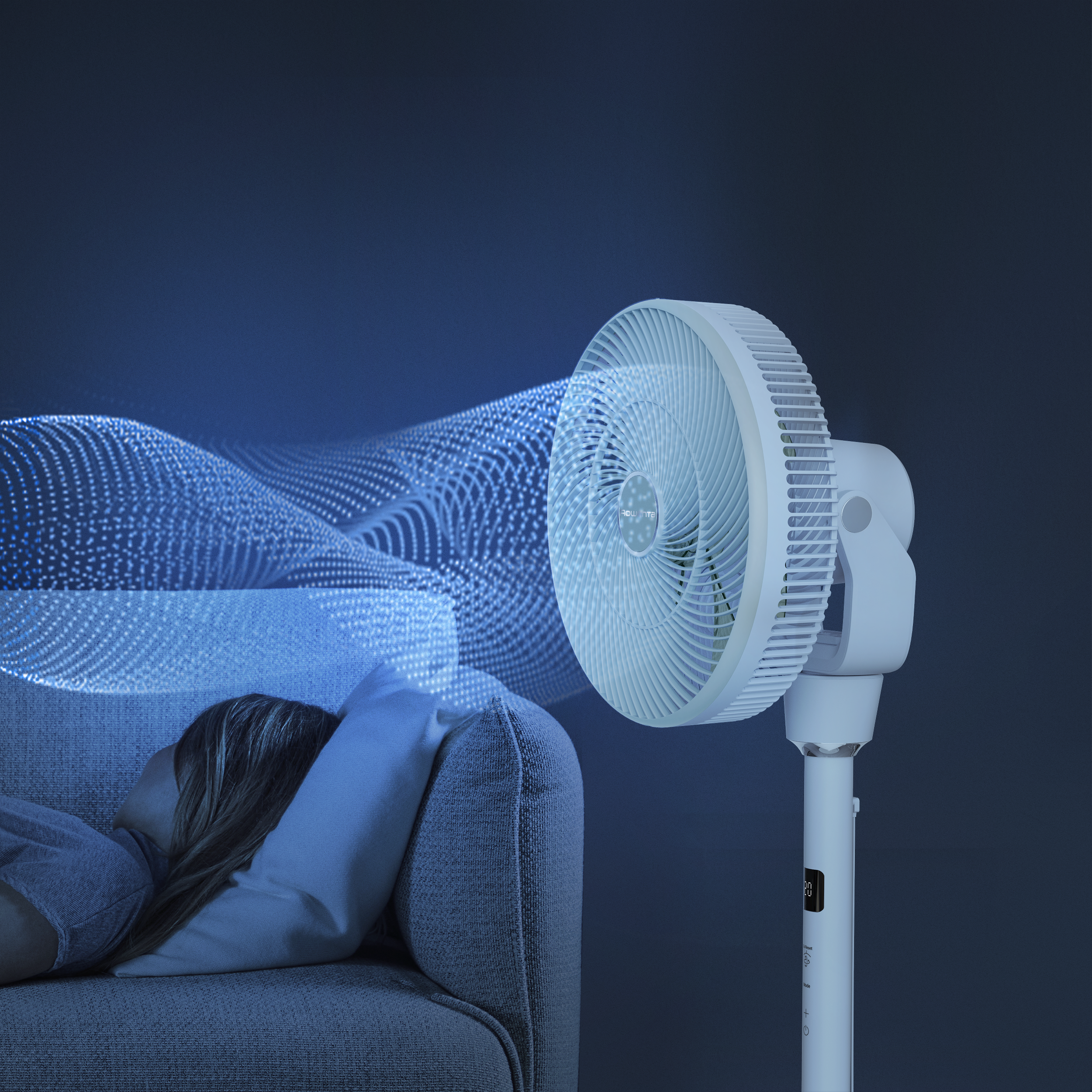 Egy fehér ventilátor kék mintákat fúj egy kanapén alvó személyre.