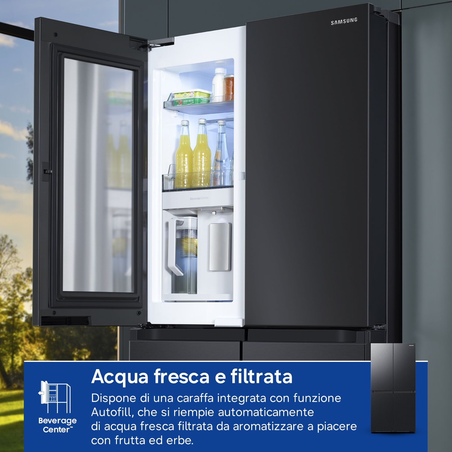 Frigorifero Samsung nero con "Beverage Center" aperto. Bottiglie e contenitori visibili.