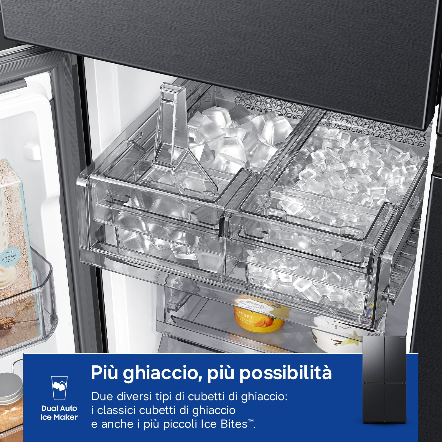 Due cassetti per fabbricatore di ghiaccio con cubetti di ghiaccio diversi.