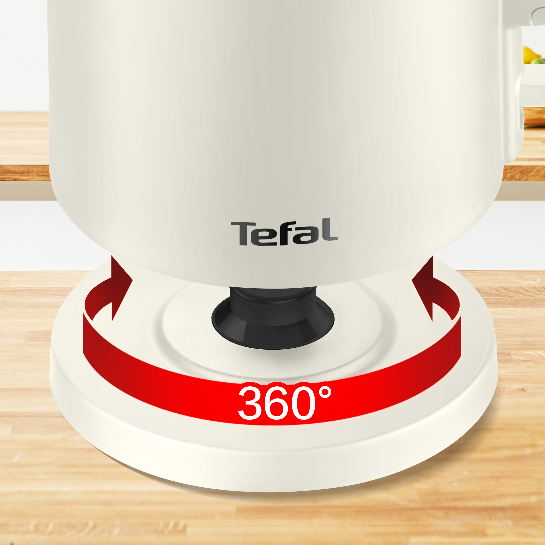 Fehér Tefal vízforraló fa felületen, 360 fokos jelzéssel.
