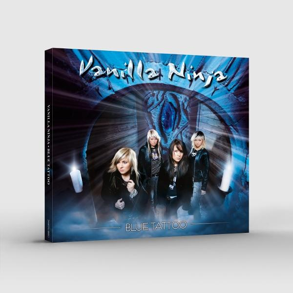 Vier Frauen stehen vor einem blauen Tor. Album "Blue Tattoo" von Vanilla Ninja.