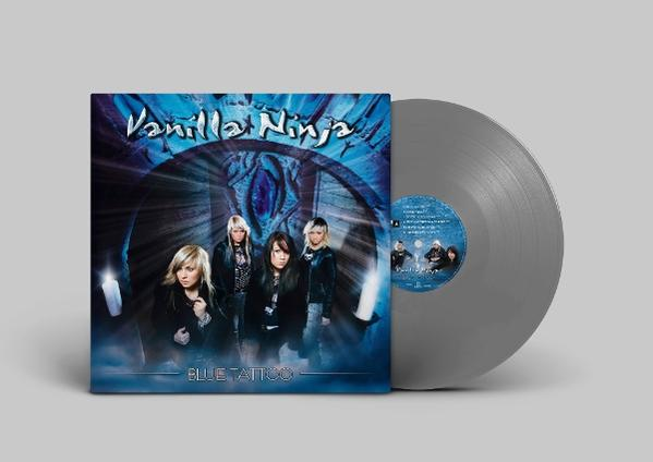 Albumcover von Vanilla Ninja 'Blue Tattoo' mit vier Frauen und einer silbernen Schallplatte.