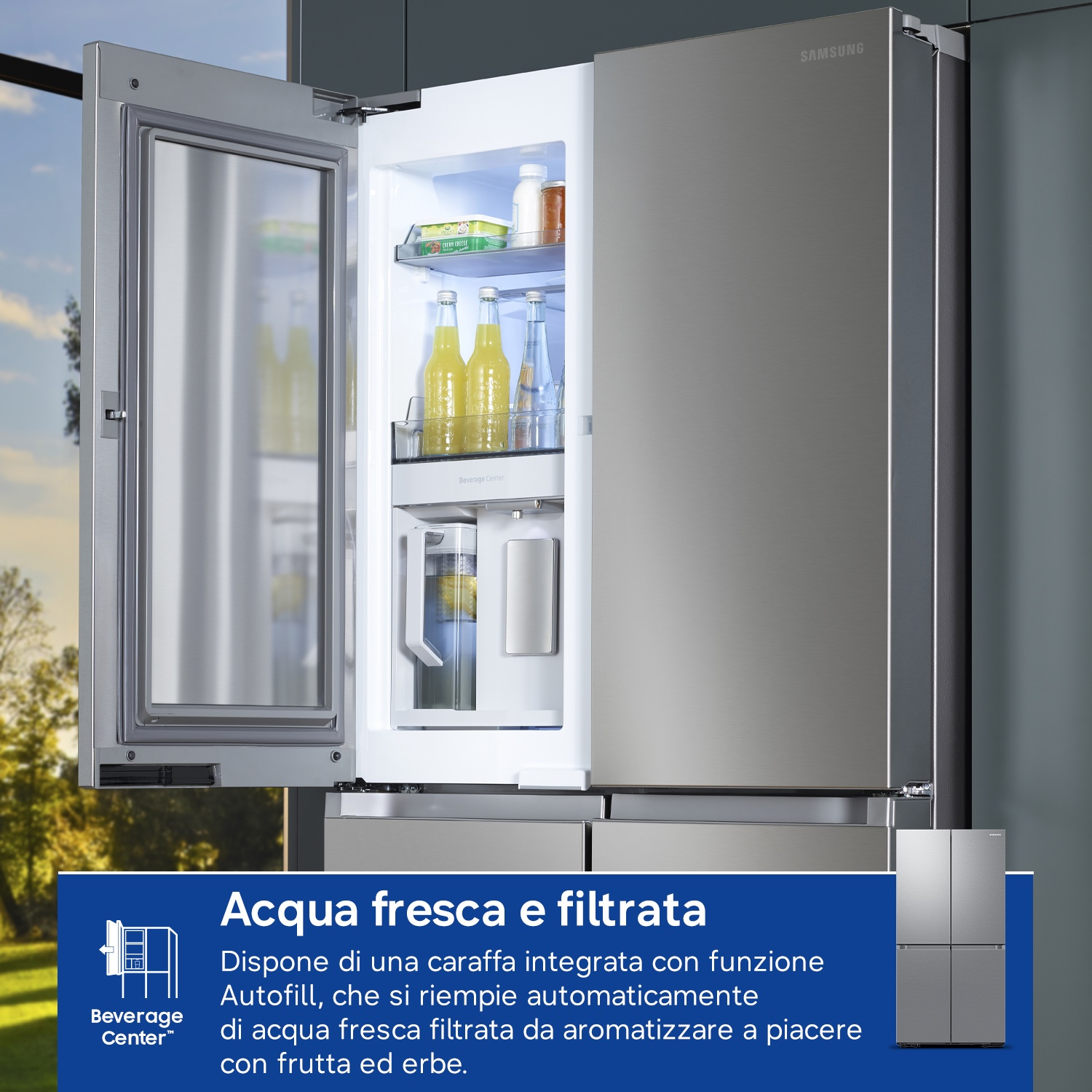 Un frigorifero Samsung con scomparto aperto, pieno di bottiglie e contenitori.