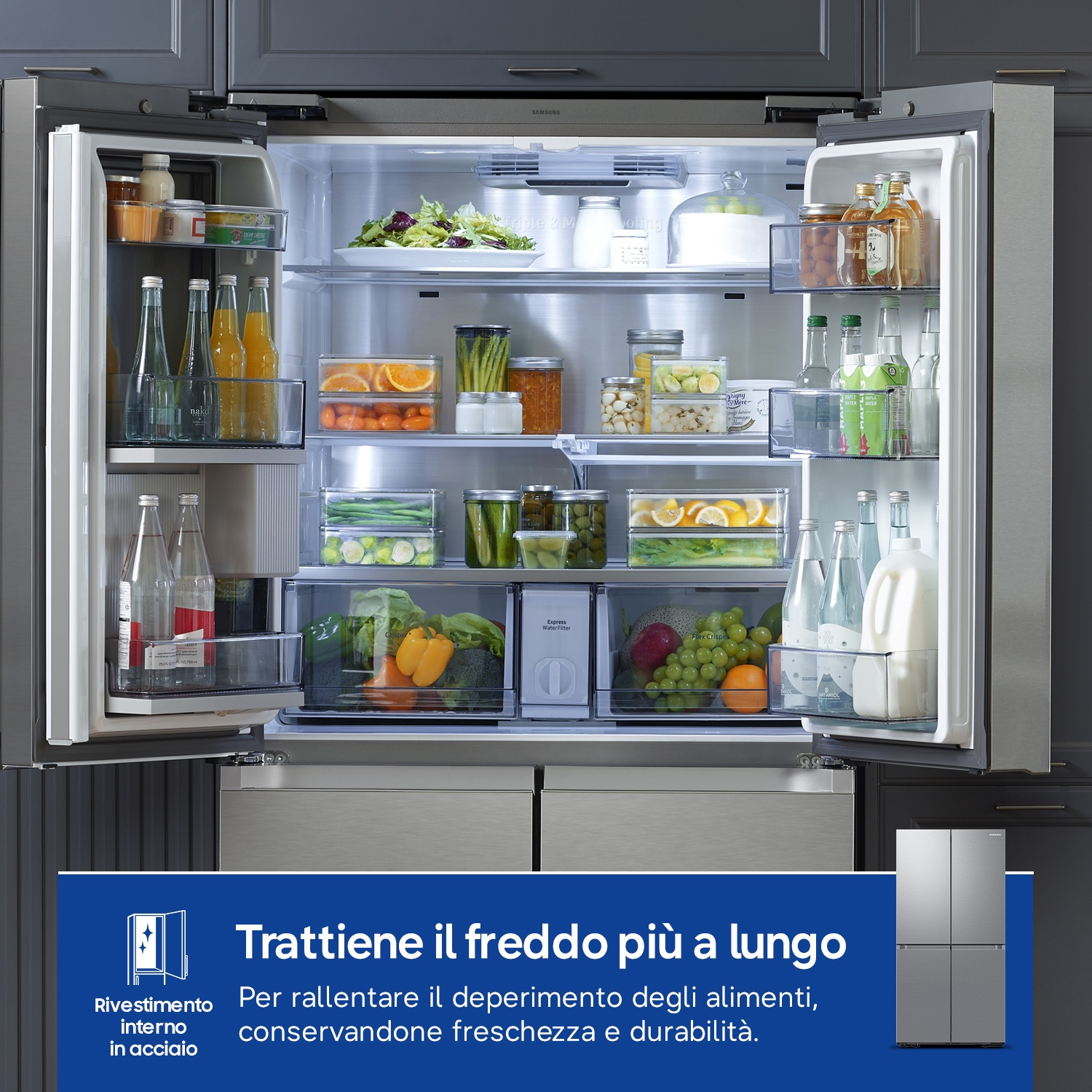 Un frigorifero aperto pieno di cibo, bottiglie e contenitori.
